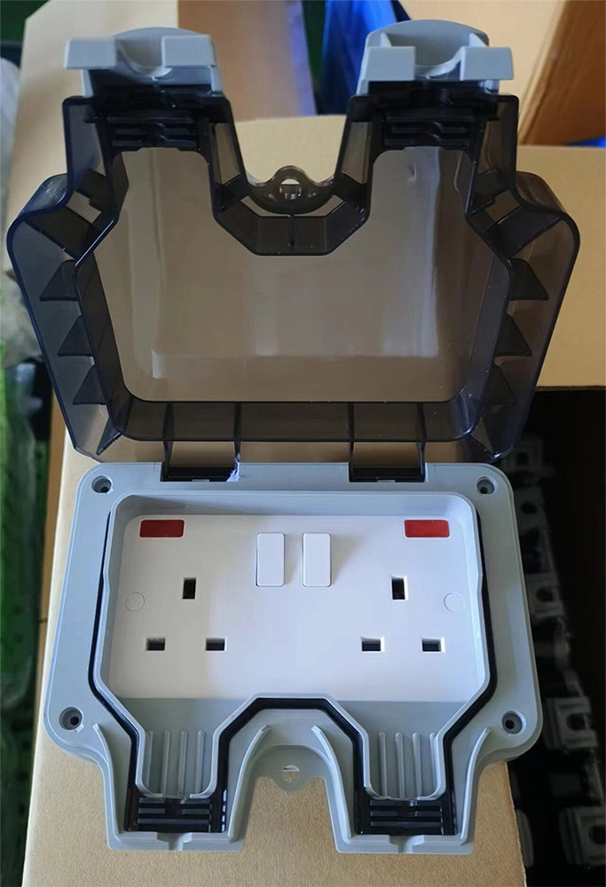 Toma de corriente resistente a la intemperie de 13 A con doble interruptor en el interior de la pantalla